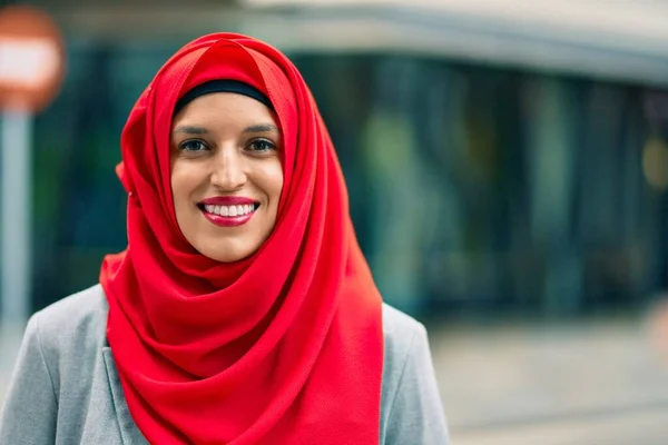 Junge Araberin Hijab Lächelt Glücklich Die Stadt — Stockfoto