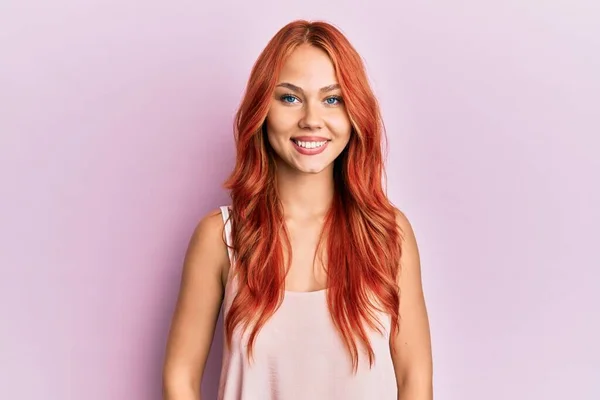 Jovem Mulher Ruiva Bonita Vestindo Roupas Casuais Sobre Fundo Rosa — Fotografia de Stock