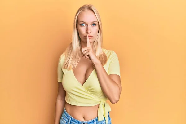 Jong Blond Meisje Draagt Casual Kleding Vraagt Stil Zijn Met — Stockfoto