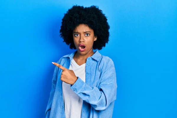 Junge Afrikanisch Amerikanische Frau Lässiger Kleidung Überrascht Zeigt Mit Dem — Stockfoto