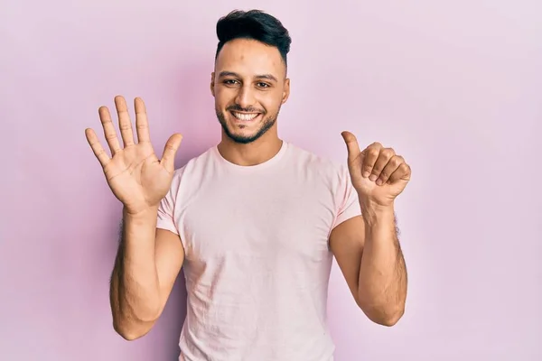 Junger Arabischer Mann Lässiger Kleidung Zeigt Mit Finger Nummer Sechs — Stockfoto