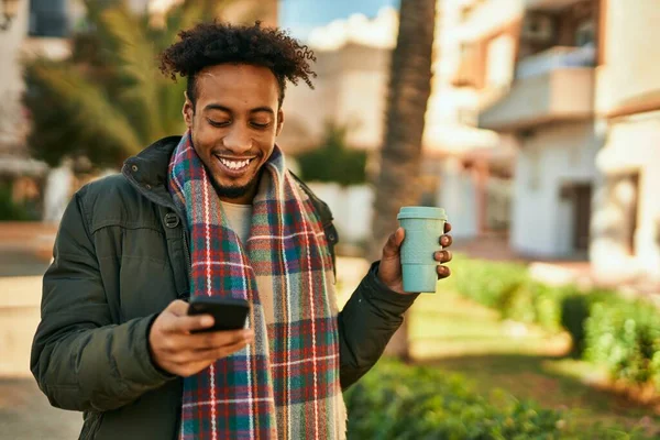 Ung Afrikansk Amerikansk Man Använder Smartphone Och Dricka Kaffe Staden — Stockfoto