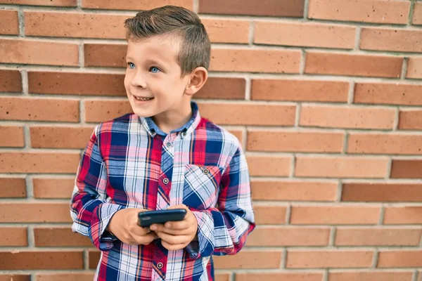 Adorabile Ragazzo Caucasico Sorridente Felice Utilizzando Smartphone Città — Foto Stock