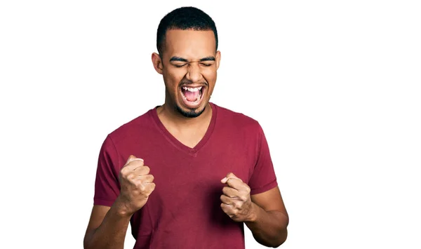 Giovane Uomo Afroamericano Indossa Maglietta Casual Che Celebra Sorpreso Stupito — Foto Stock