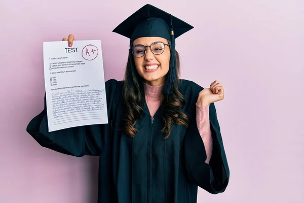 Jeune Femme Hispanique Portant Uniforme Graduation Tenue Passé Examen Criant — Photo