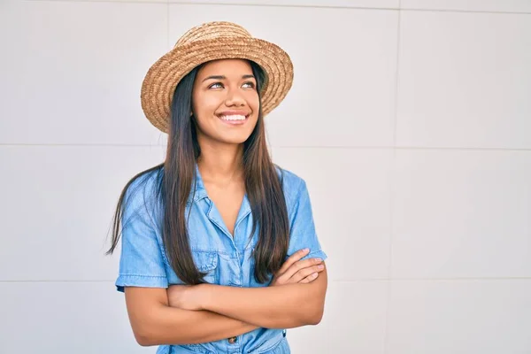 Jong Latin Toeristisch Meisje Vakantie Glimlachend Gelukkig Wandelen Stad — Stockfoto