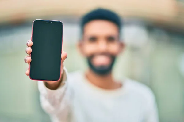 Jovem Afro Americano Sorrindo Feliz Mostrando Smartphone Tela Cidade — Fotografia de Stock