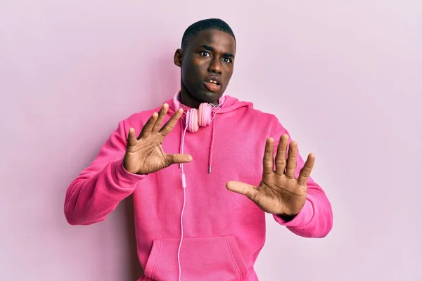 Jovem Afro Americano Vestindo Roupas Ginástica Usando Fones Ouvido Com — Fotografia de Stock