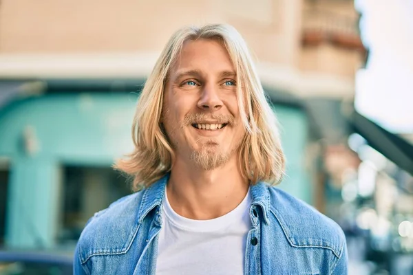 Jonge Blonde Scandinavische Man Lachend Gelukkig Staande Stad — Stockfoto