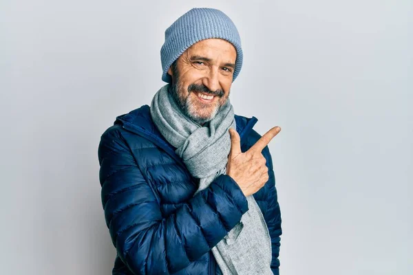 Hombre Hispano Mediana Edad Con Estilo Invernal Sonriente Alegre Señalando — Foto de Stock