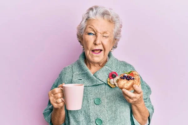 Senior Mujer Pelo Gris Bebiendo Una Taza Café Comiendo Bollo — Foto de Stock