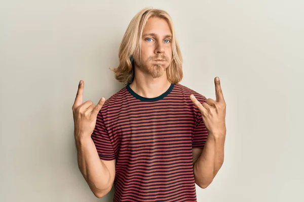 Homem Jovem Caucasiano Com Cabelo Comprido Fazendo Gestos Rock Soprando — Fotografia de Stock