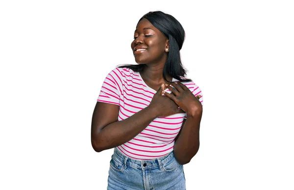 Afrikaanse Jonge Vrouw Draagt Casual Gestreepte Shirt Glimlachend Met Handen — Stockfoto