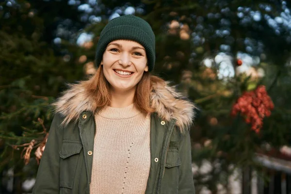 Jong Kaukasisch Meisje Glimlachen Gelukkig Staan Het Park — Stockfoto