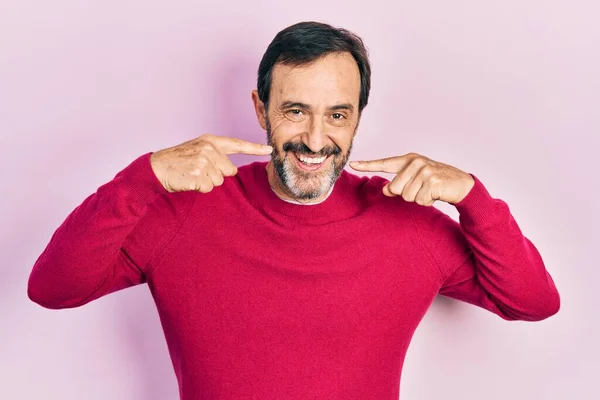 Homem Hispânico Meia Idade Vestindo Roupas Casuais Sorrindo Alegre Mostrando — Fotografia de Stock