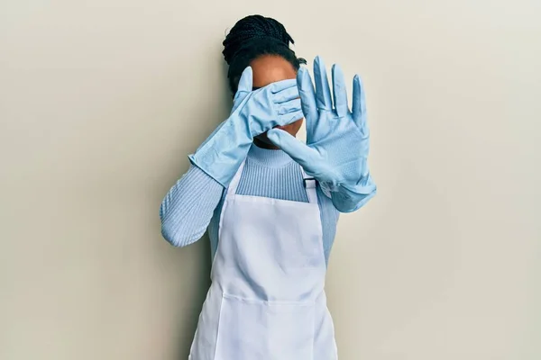 Mujer Afroamericana Con Cabello Trenzado Usando Delantal Más Limpio Guantes — Foto de Stock