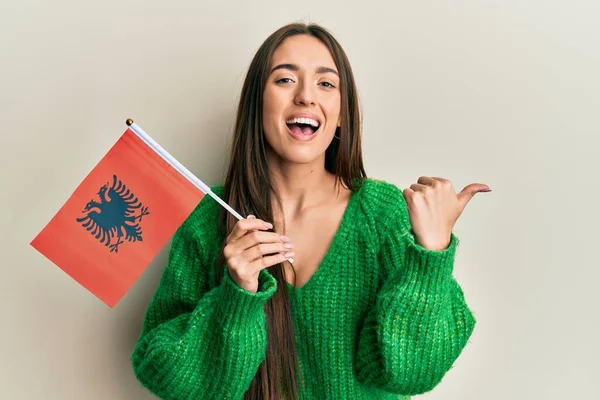 Jong Hispanic Meisje Houden Albania Vlag Wijzen Duim Naar Zijkant — Stockfoto