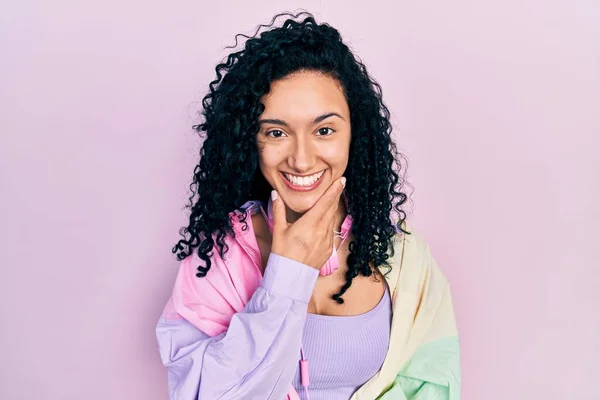 Mulher Hispânica Jovem Com Cabelo Encaracolado Vestindo Roupas Ginástica Usando — Fotografia de Stock