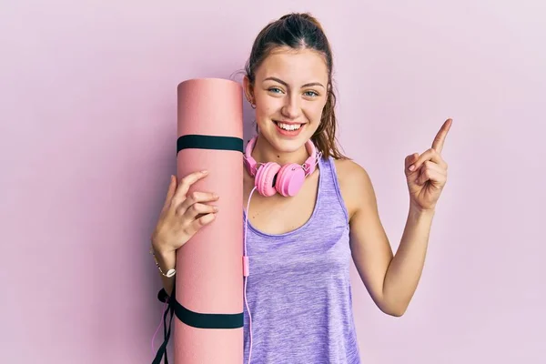 Genç Esmer Kadın Yoga Minderini Tutuyor Gülümsüyor Mutlu Bir Şekilde — Stok fotoğraf