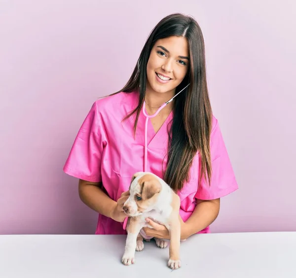 Giovane Ragazza Veterinaria Ispanica Sorridente Felice Esaminando Cagnolino Alla Clinica — Foto Stock