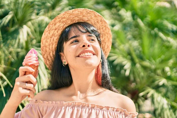 公園でアイスクリームを食べる夏のスタイルを身に着けている若いヒスパニック系の観光客の女の子 — ストック写真