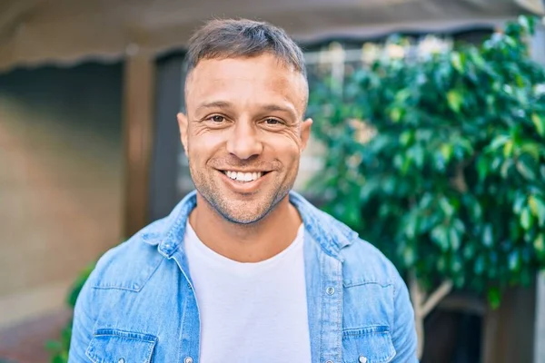 Jovem Caucasiano Sorrindo Feliz Andando Cidade — Fotografia de Stock