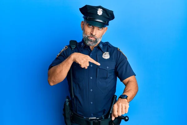 Hombre Guapo Mediana Edad Vistiendo Uniforme Policía Con Prisa Apuntando —  Fotos de Stock