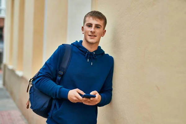 Joven Estudiante Rubia Sonriendo Feliz Usando Smartphone Universidad —  Fotos de Stock