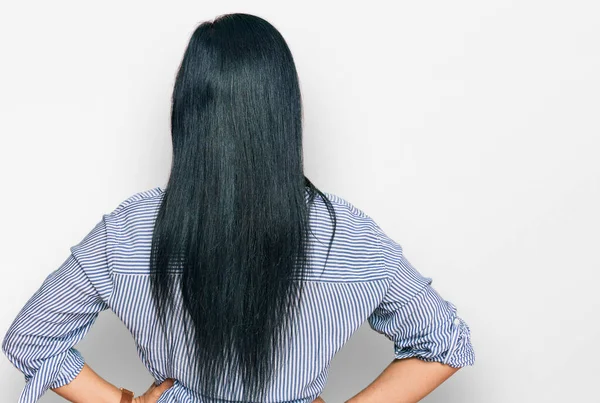 Jeune Femme Caucasienne Portant Des Vêtements Décontractés Debout Vers Arrière — Photo