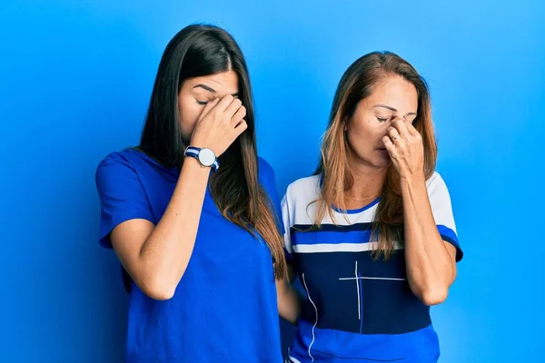 Família Hispânica Mãe Filha Vestindo Roupas Casuais Sobre Fundo Azul — Fotografia de Stock