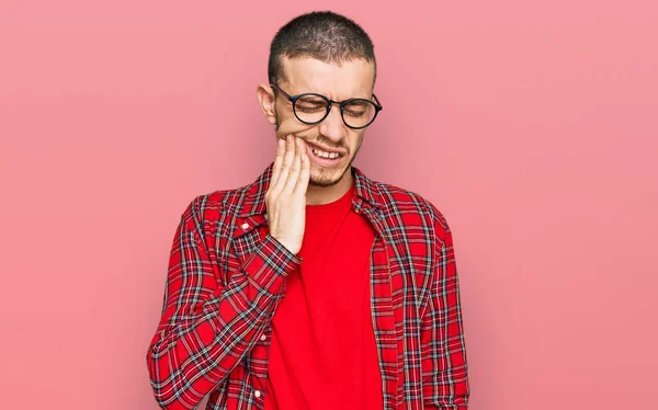 Spaanse Jongeman Draagt Casual Kleding Aanraken Mond Met Hand Met — Stockfoto