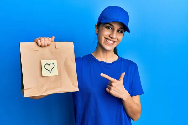 Junge Hispanische Frau Hält Papiertüte Mit Herzensangelegenheit Der Hand Und — Stockfoto