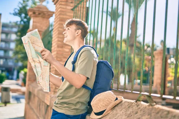 Jovem Caucasiano Turista Homem Sorrindo Feliz Segurando Mapa Cidade — Fotografia de Stock