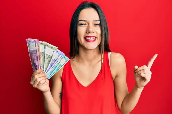 Chica Hispana Joven Sosteniendo Billetes Rupias Indias Sonriendo Feliz Señalando — Foto de Stock