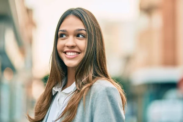 Joven Empresaria Latina Sonriendo Feliz Pie Ciudad —  Fotos de Stock