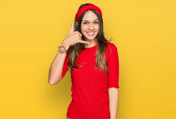 Genç Esmer Kadın Günlük Kıyafetler Giyip Gülümsüyor Telefonla Parmaklarıyla Jest — Stok fotoğraf