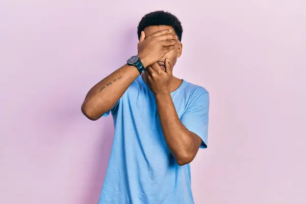 Jovem Afro Americano Vestindo Camisa Azul Casual Cobrindo Olhos Boca — Fotografia de Stock