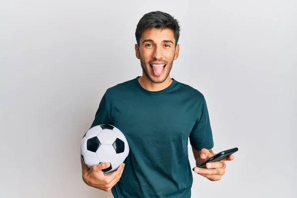 Joven Hombre Guapo Sosteniendo Pelota Fútbol Mirando Aplicación Apuesta Teléfono — Foto de Stock