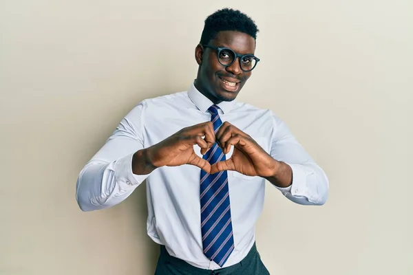 Schöner Schwarzer Mann Mit Brille Und Krawatte Der Verliebt Lächelt — Stockfoto