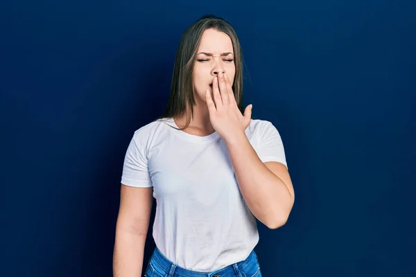 Junge Hispanische Mädchen Lässigem Weißen Shirt Gelangweilt Gähnend Müde Mund — Stockfoto