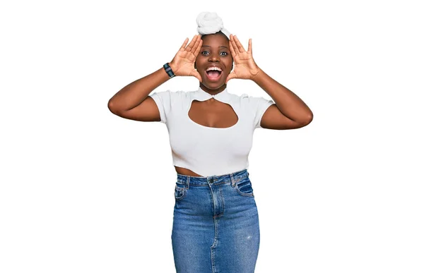 Jonge Afrikaanse Vrouw Met Tulband Met Haartulband Geïsoleerde Achtergrond Lachend — Stockfoto