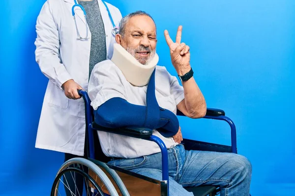 Tekerlekli Sandalyede Oturan Boynu Tasmalı Gülümseyen Kameraya Göz Kırpan Parmaklarıyla — Stok fotoğraf