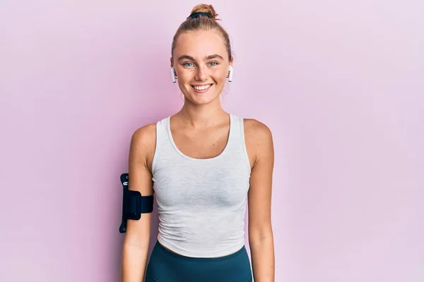 Hermosa Mujer Deportiva Rubia Con Brazalete Auriculares Con Una Sonrisa —  Fotos de Stock