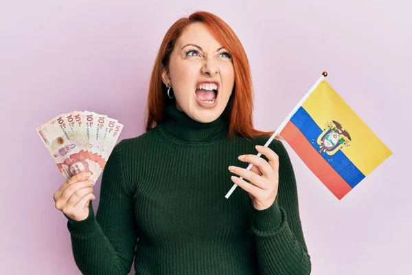 Krásná Zrzavá Žena Držící Kolumbijskou Vlajku Kolumbijských Pesos Bankovek Rozzlobených — Stock fotografie