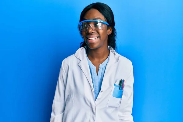 年轻的非洲裔美国女人身穿科学家制服 面容自然 面带微笑 放松自己的姿态 — 图库照片