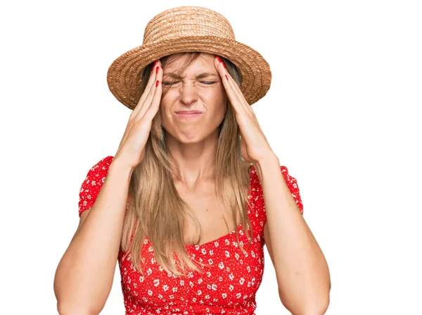 Mooie Blanke Vrouw Draagt Zomerhoed Met Hand Hoofd Voor Hoofdpijn — Stockfoto