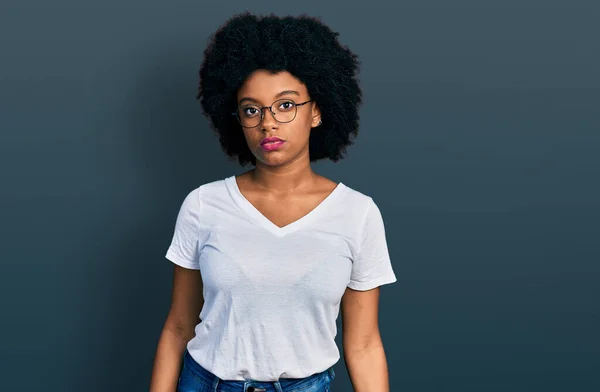 Mujer Afroamericana Joven Con Camiseta Blanca Casual Relajada Con Expresión —  Fotos de Stock