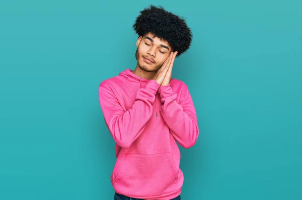 Giovane Uomo Afro Americano Con Capelli Afro Indossa Casual Felpa — Foto Stock