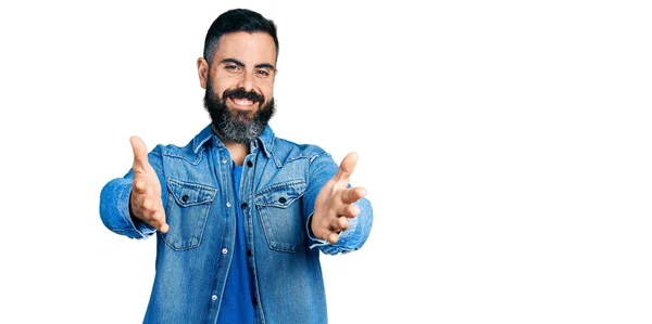 Spaanse Man Met Baard Met Open Armen Doet Knuffelgebaar Glimlachend — Stockfoto