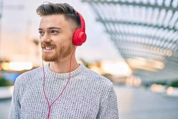 Giovane Uomo Caucasico Sorridente Felice Ascoltare Musica Utilizzando Cuffie Città — Foto Stock